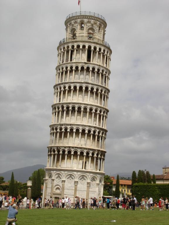 самые красивые башни в мире. падающая башня в пизе. пизанская башня италия. самые знаменитые башни. самые знаменитые башни.